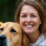 Julie tenant son chien Rocky